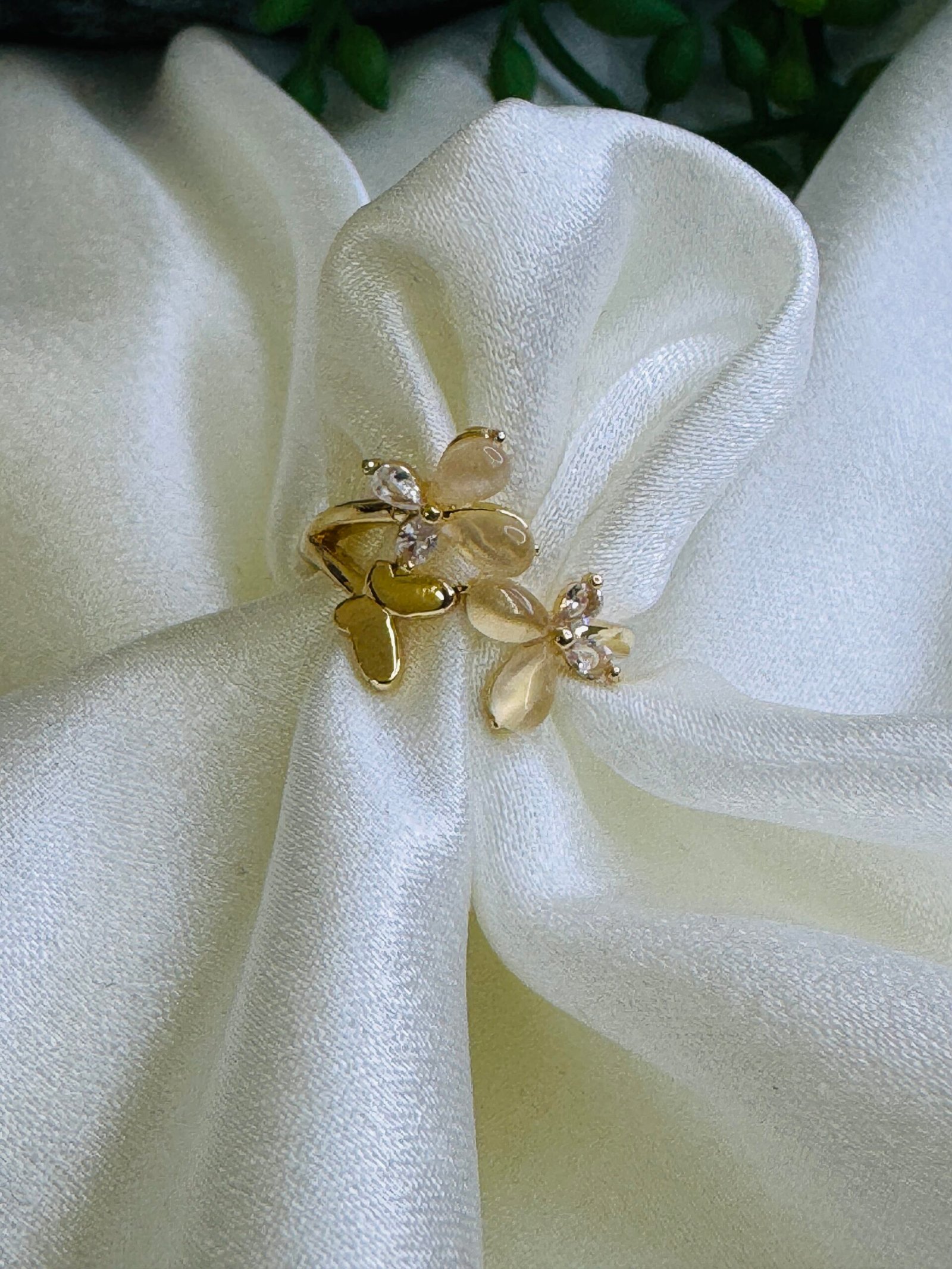 Adjustable gold-plated finger ring with opal-style flower and zirconia accents. 299/- - Image 3