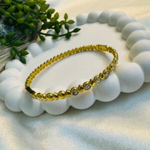 gold-plated "Bubble Stone Bangle" with a playful bubble pattern and shimmering. Waterproof daily wear.