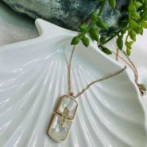 rose-gold-plated-fashion-necklace-with-a-shell-pendant-and-crystal-accents