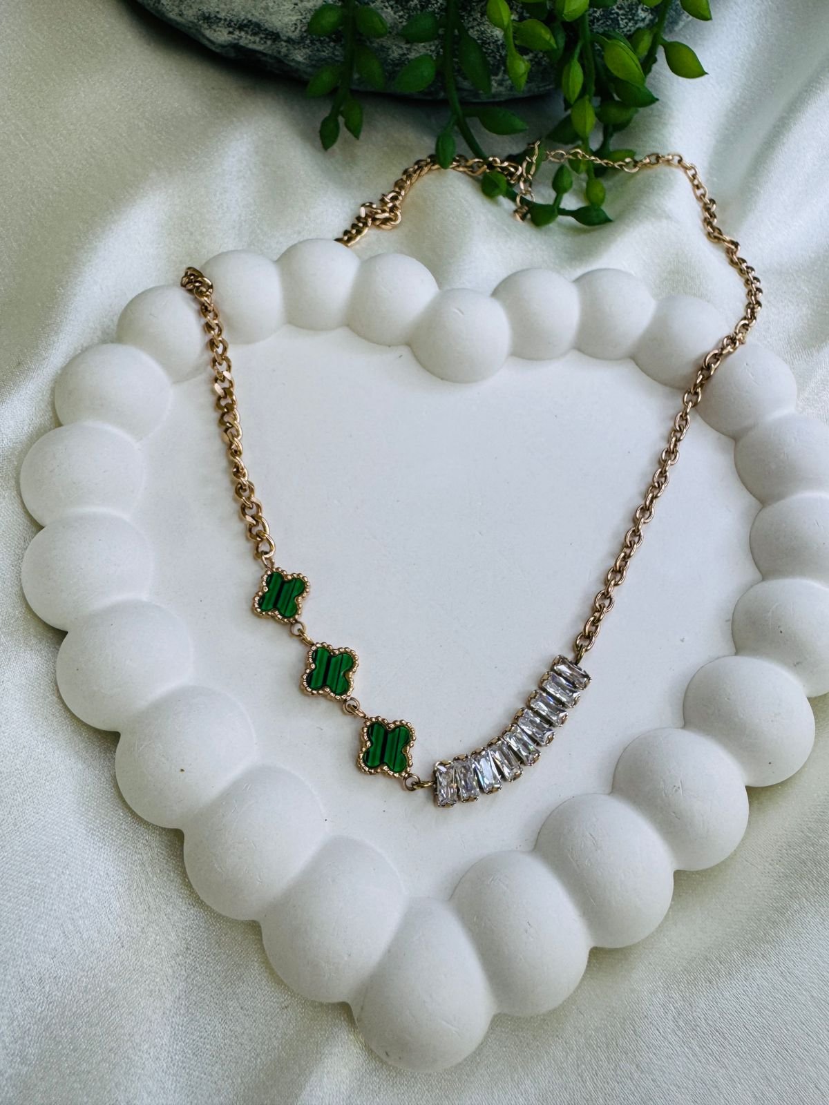 Rose gold-plated Van Cleef & Arpels-style necklace featuring malachite clover motifs and baguette-cut cubic zirconia stones. - Image 2