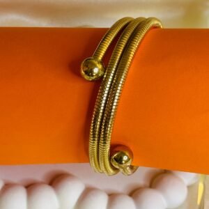 GOLD STATEMENT BRACELET.