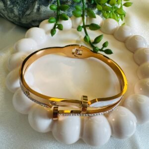 18k-gold-or-rose-gold-plating-often-described-as-anti-tarnish-waterproof-and-hypoallergenic-for-sensitive-skin